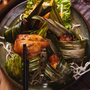 Gà ủ niêu lá nếp tại bàn (Nguyên con)