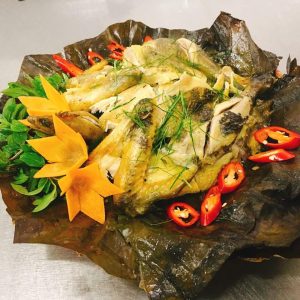 Gà hấp sen việt (Nguyên con)