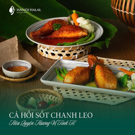 Thưởng thức Cá Hồi Sốt Chanh Leo tại Hanoi Halal Restaurant – hòa quyện vị béo ngậy của cá hồi và vị chua thanh của chanh leo, chuẩn Halal quốc tế.