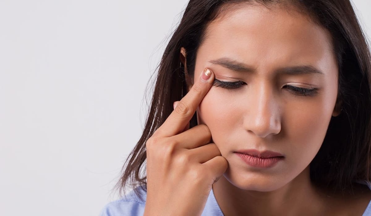 Mắt phải giật nữ hên hay xui