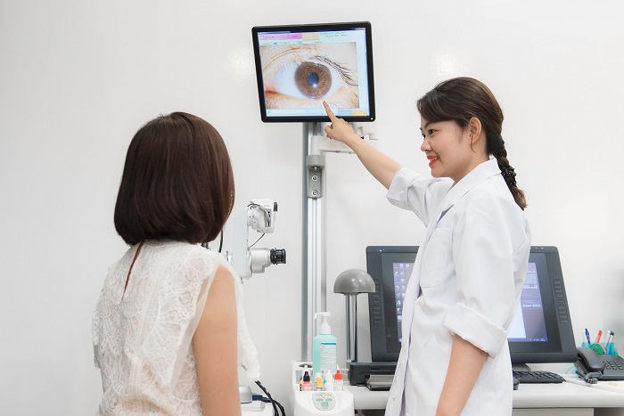 mắt phải giật nữ hên hay xui