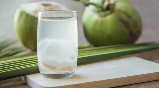 uống nước dừa mỗi ngày có đẹp da không