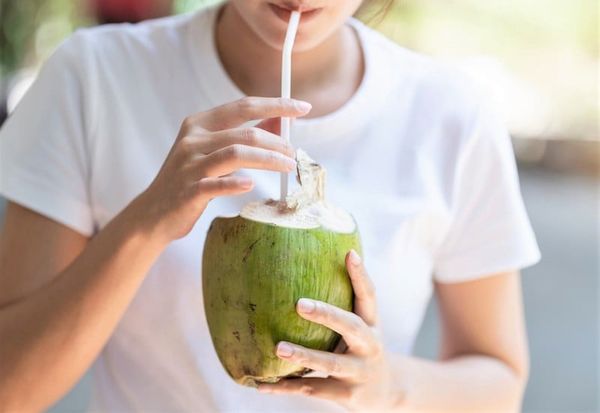 uống nước dừa mỗi ngày có đẹp da không