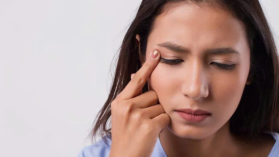 Mắt phải giật nữ hên hay xui