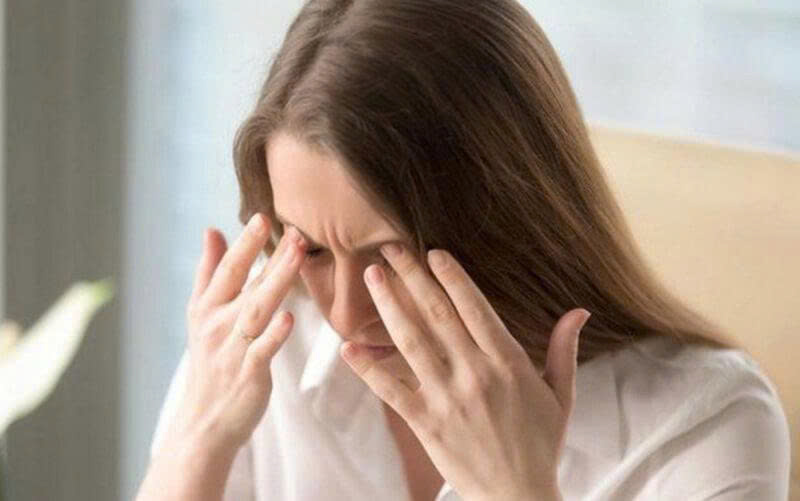 Mắt phải giật nữ hên hay xui